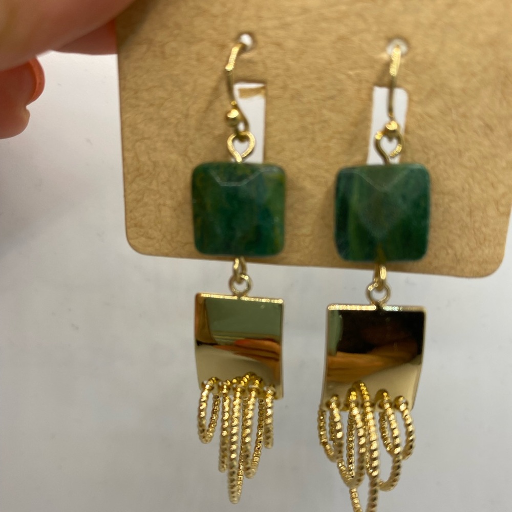 ‼️Any 5 pieces of jewelry for 20$‼️ goldtone with green dangling earrings